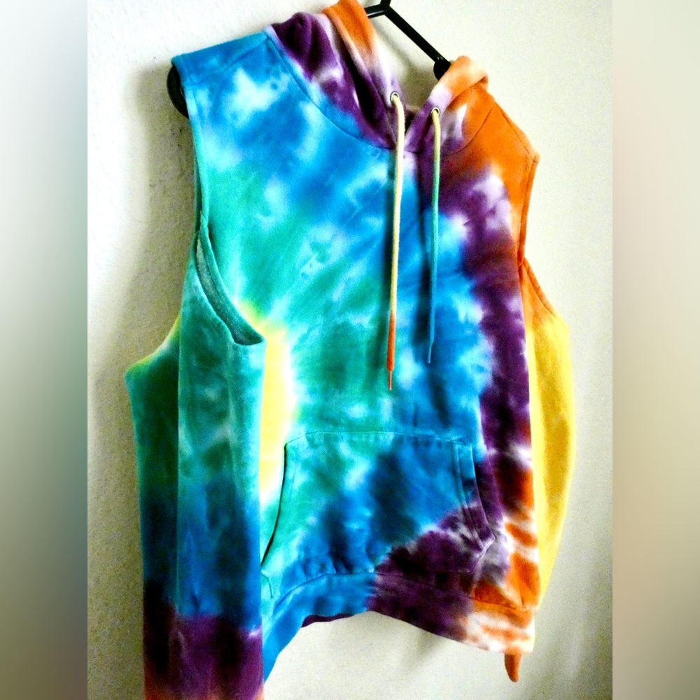 Tie dye hoodie with shoulder-less sleeves. From hot topic